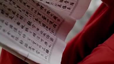 中国风红衣汉服女子阅读翻书视频的预览图